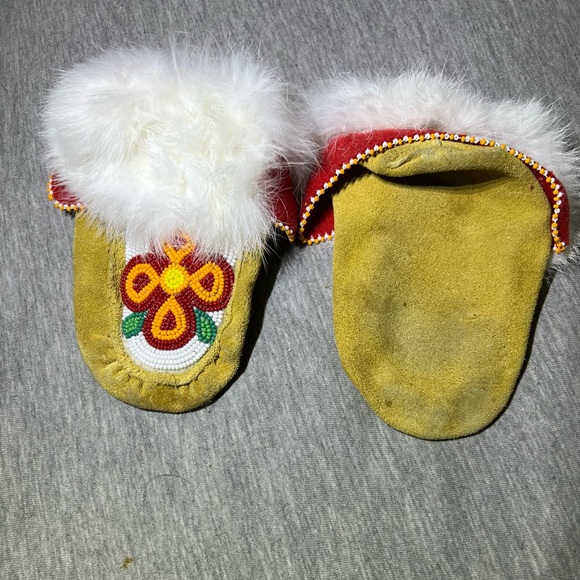 Rabbit fur and beaded floral moccasin - Picture 2 of 6